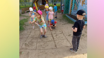Играем в "Классики" Играем в "Классики".